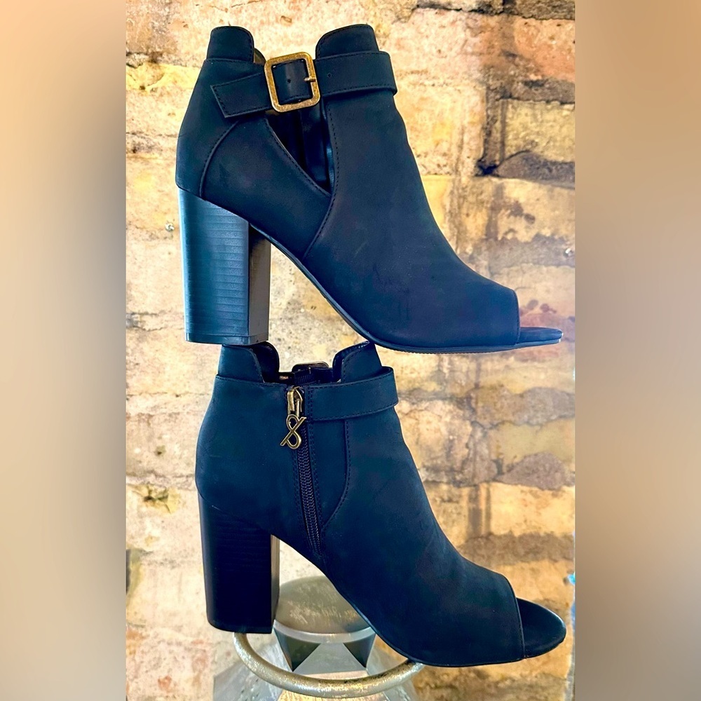 Sleek Black Heeled Boots with Chunky Heel